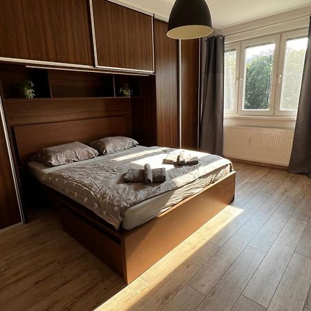 Industrial Apartment I 24Hr Self Check-In I Free Parking & Coffee Banska Bystrica Bagian luar foto
