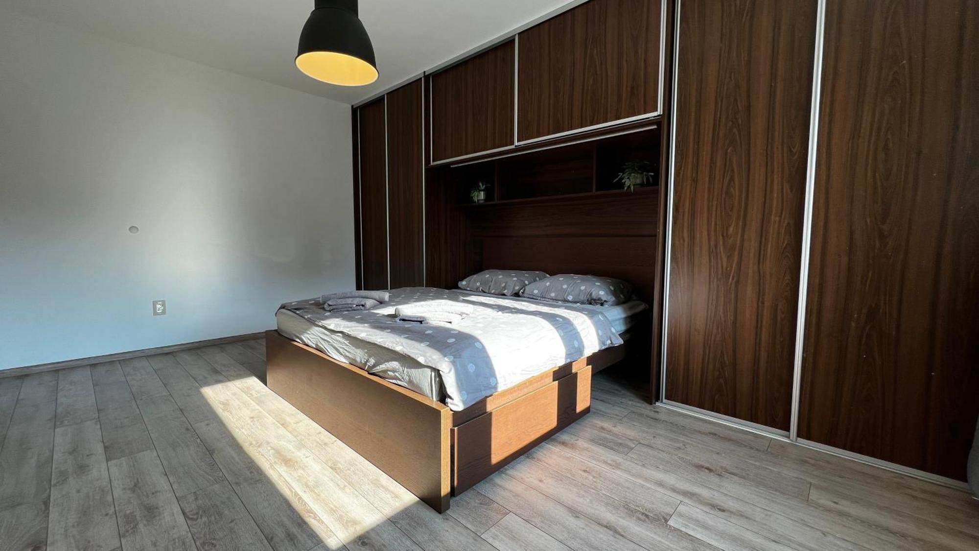 Industrial Apartment I 24Hr Self Check-In I Free Parking & Coffee Banska Bystrica Bagian luar foto