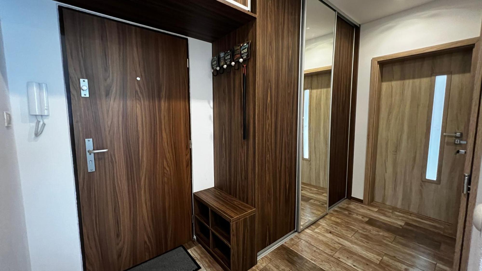 Industrial Apartment I 24Hr Self Check-In I Free Parking & Coffee Banska Bystrica Bagian luar foto