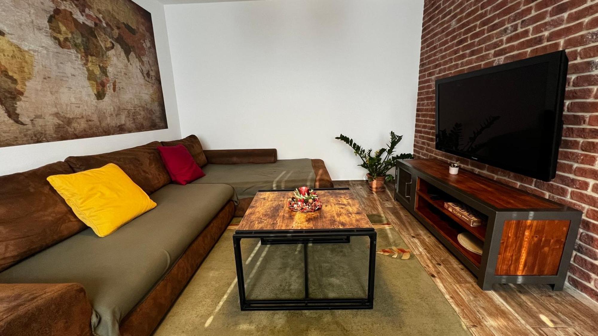 Industrial Apartment I 24Hr Self Check-In I Free Parking & Coffee Banska Bystrica Bagian luar foto