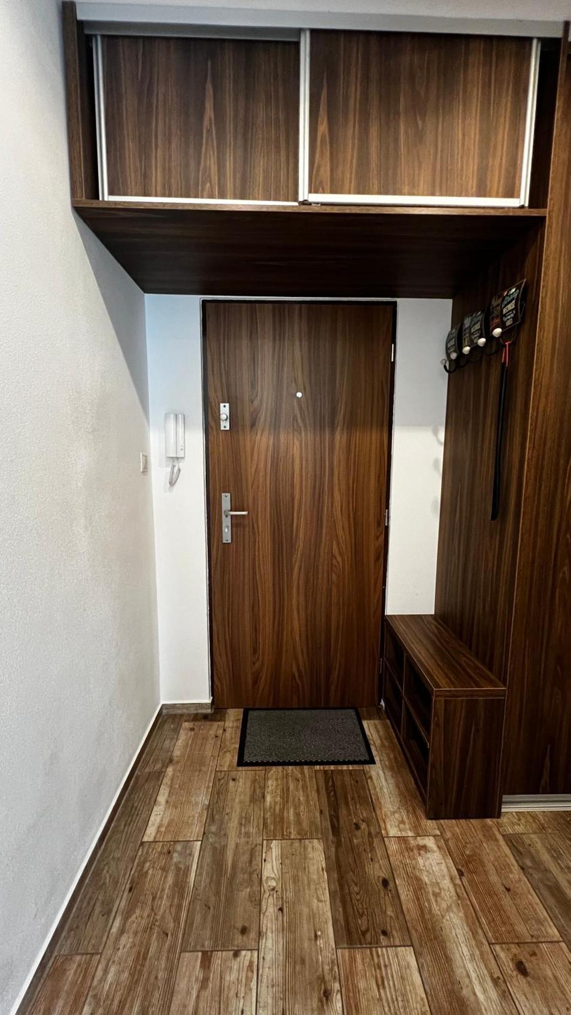 Industrial Apartment I 24Hr Self Check-In I Free Parking & Coffee Banska Bystrica Bagian luar foto