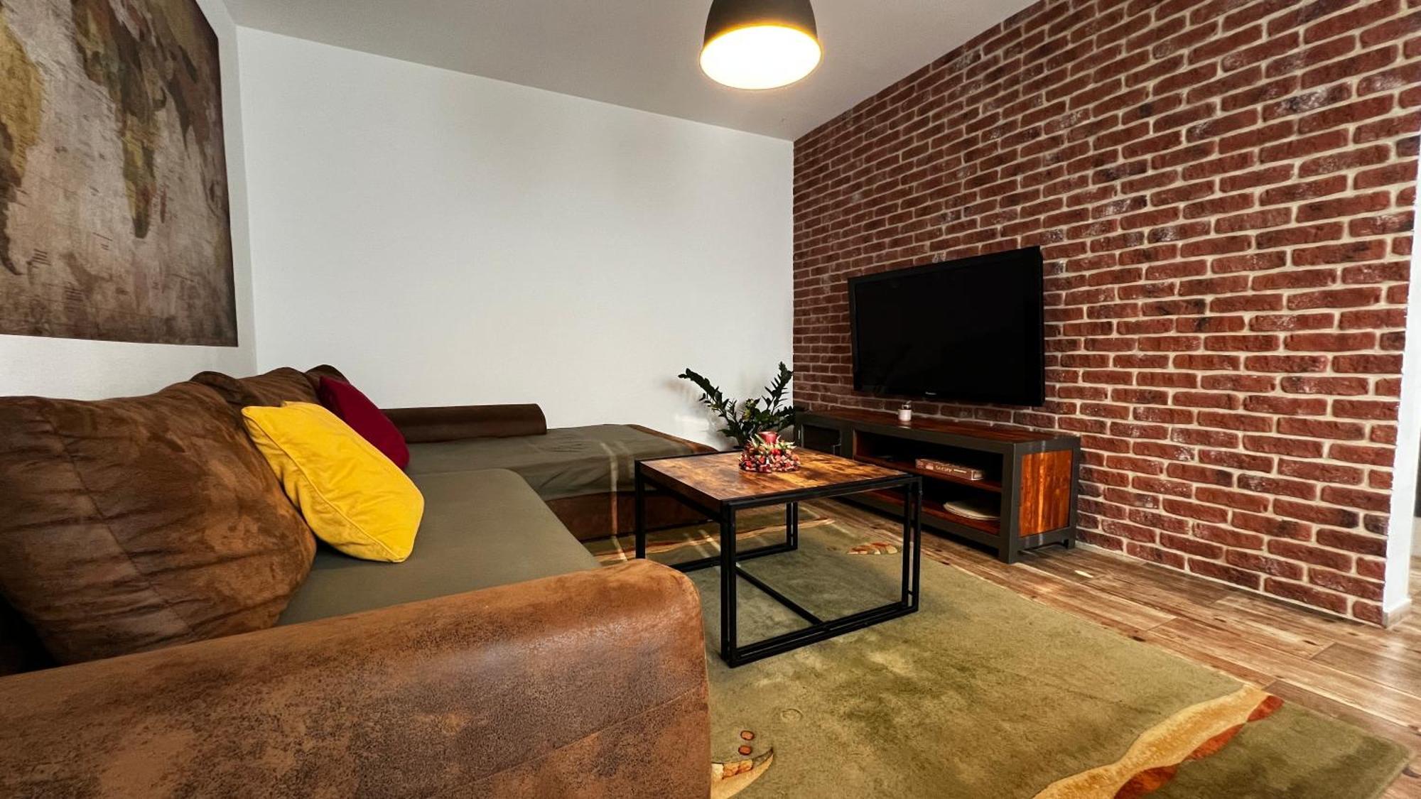 Industrial Apartment I 24Hr Self Check-In I Free Parking & Coffee Banska Bystrica Bagian luar foto